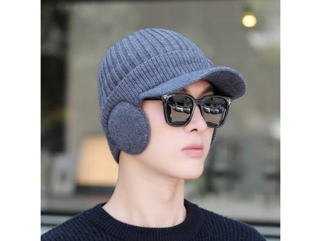 Czapka zimowa z daszkiem szara