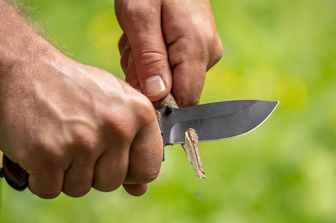 NÓŻ SKŁADANY TAKTYCZNY MYŚLIWSKI SURVIVAL GWIZDEK KRZESIWO 22CM - obrazek 4